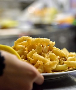 Frittura di calamari e gamberi con verdura