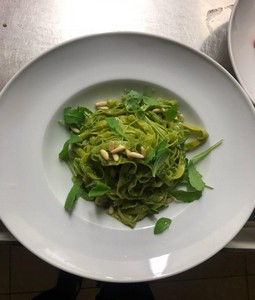 Tagliatelle pesto, zucchine e gamberi